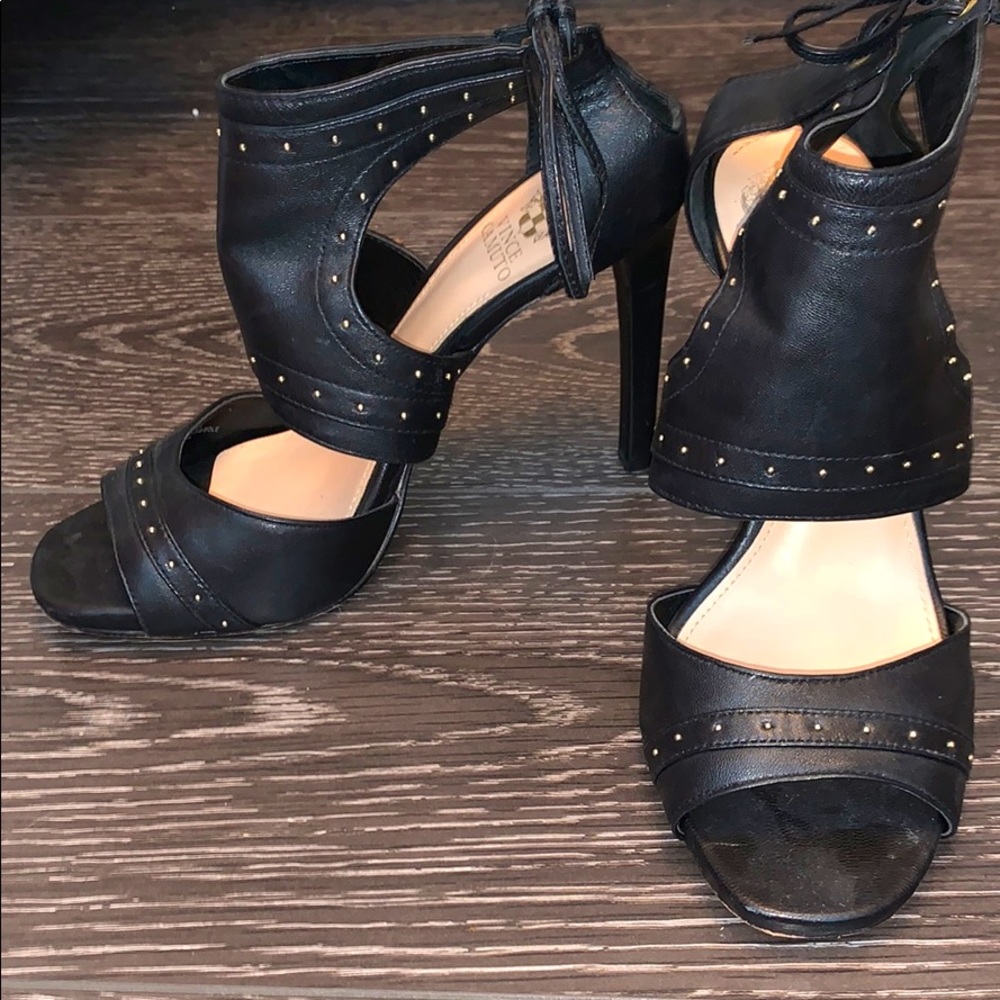 VINCE CAMUTO ANKLE WRAP BLACK AND GOLD HEELS SZ8.5